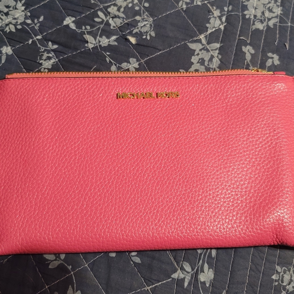 MICHAEL KORS ENVELOPE CLUTCH